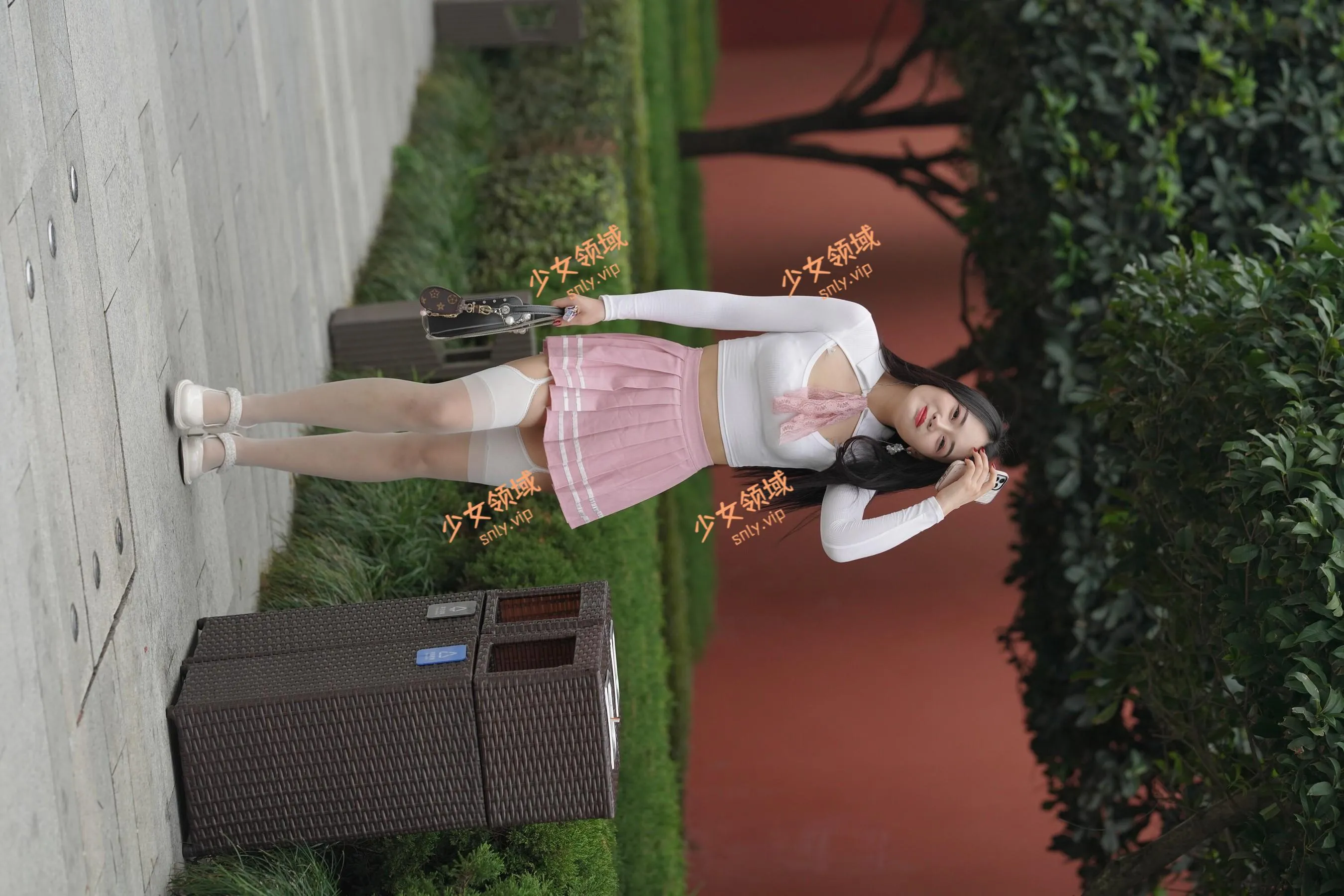 魔镜街拍 NO.161 街拍白丝吊带袜美女 [109P]插图2